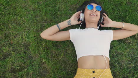 mujer disfrutando de la música en el parque