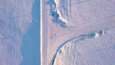 在厚厚的雪層下的鄉村道路十字路口,空中上下升射