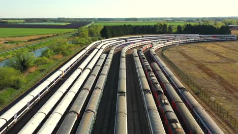 Vista-Aérea-De-Trenes-Y-Locomotoras-En-Los-Apartaderos-De-Almacenamiento-En-Ely,-Cambridgeshire,-Reino-Unido