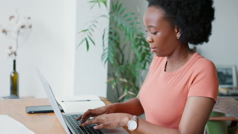 Productividad-Mujer-Negra-Escribiendo-En-El-Teclado-De-La-Computadora-Portátil