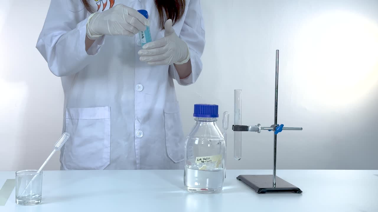 demostración de una reacción química en un entorno de laboratorio