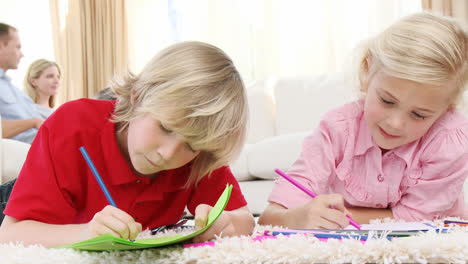 kinderen schilderen in de woonkamer en ouders op de bank