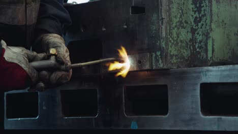 Primer-Plano-De-Un-Trabajador-Que-Utiliza-Un-Soldador-Para-Soldar-Maquinaria-En-Un-Taller-Industrial-Con-Metal-Calentado-Por-Las-Llamas