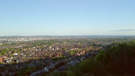 Toma-Aérea-De-La-Ciudad-De-Belfas,-Irlanda-Del-Norte,-Reino-Unido-Desde-La-Perspectiva-Del-Castillo-De-Belfast-En-El-Norte-De-Belfast-En-Una-Tarde-Soleada.