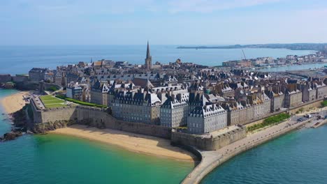 Hermosa-Antena-De-Saint-Malo-Francia-Con-El-Rompeolas-Del-Puerto-Y-El-Muelle-2