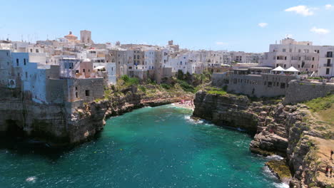 Pintoresca-Playa-De-Lama-Monachile-En-Polignano-A-Mare,-Italia---Disparo-Aéreo-De-Drones