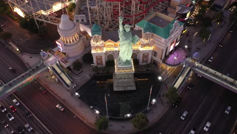 Toma-Aérea-De-Drones-De-La-Estatua-De-La-Libertad-En-La-Franja-De-Las-Vegas-Durante-La-Puesta-De-Sol