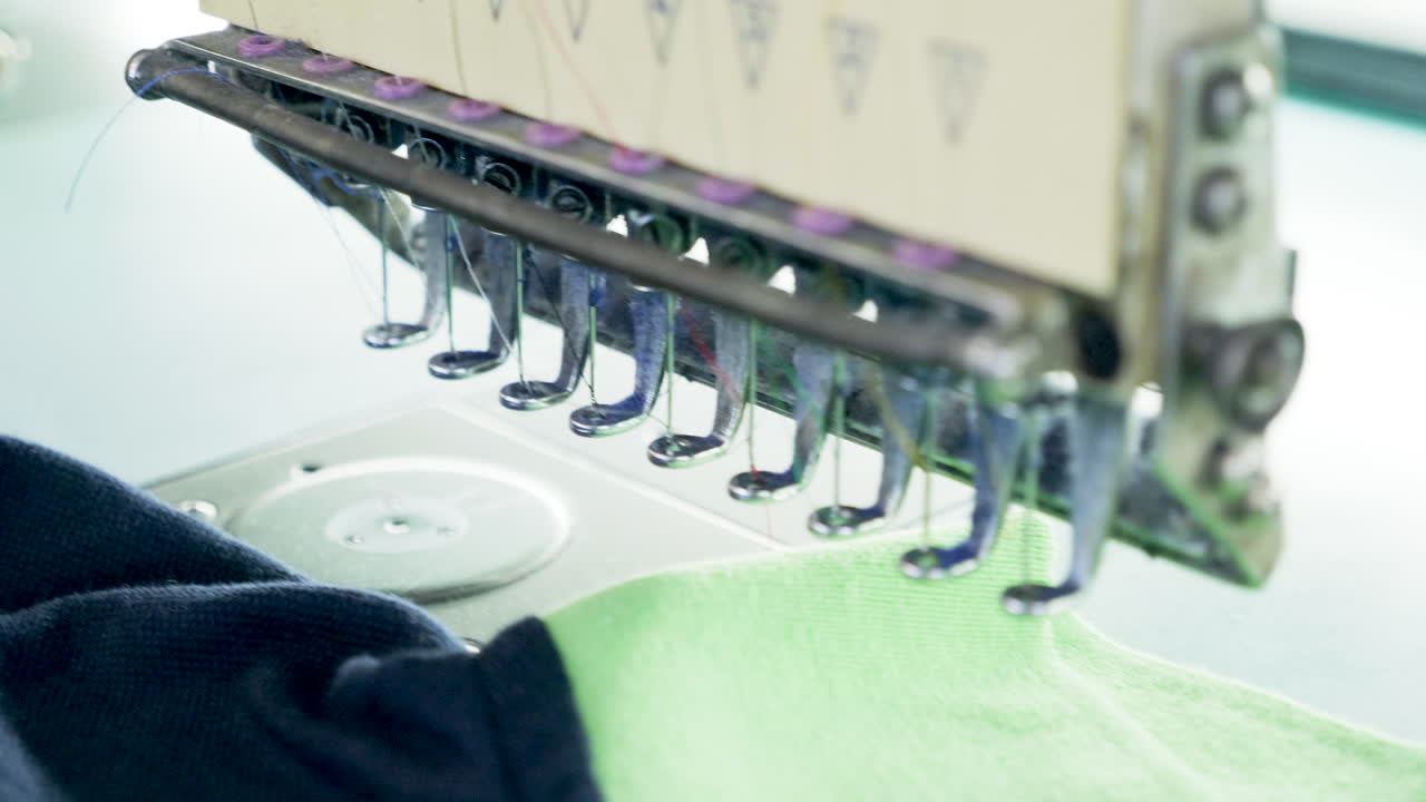 Primo piano di una linea di cucito in una moderna fabbrica di tessuti