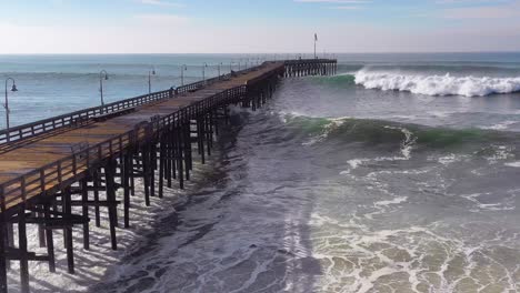 Antenne-über-Riesige-Wellen,-Die-Während-Eines-Großen-Wintersturms-über-Einen-Kalifornischen-Pier-In-Ventura-Kalifornien-Rollen,-Deutet-Auf-Eine-Globale-Erwärmung-Und-Einen-Anstieg-Des-Meeresspiegels-Oder-Einen-Tsunami-Hin-1