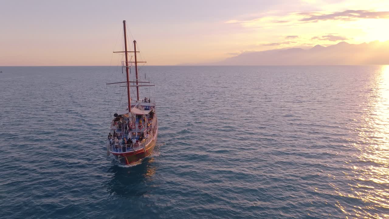 crucero al atardecer en un gran barco