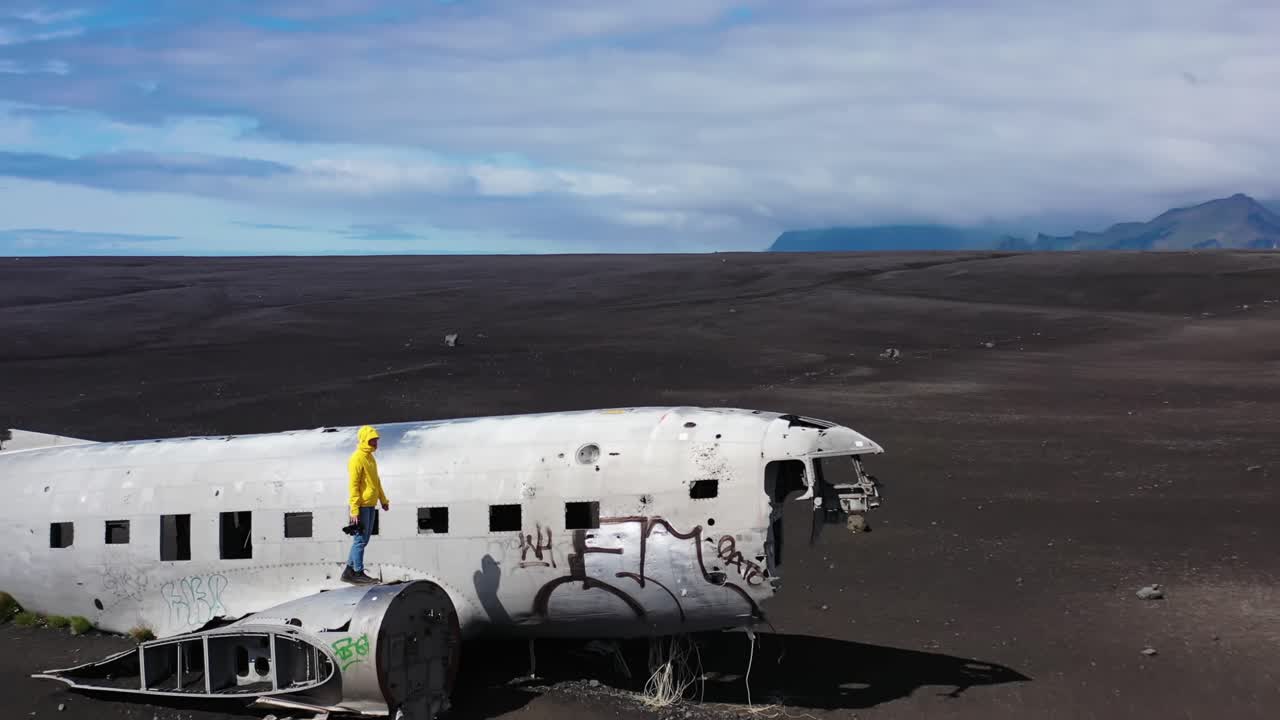 persona che cammina su un disastro aereo in islanda