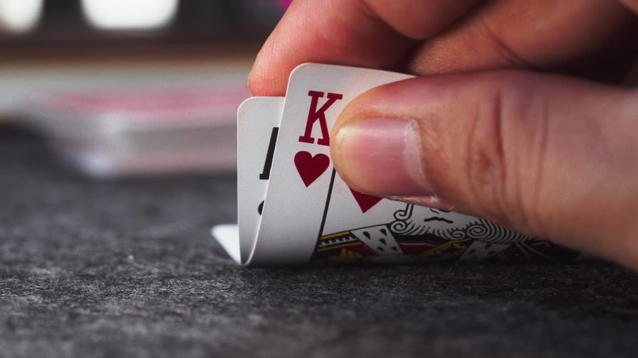 revelación en primer plano de una combinación ganadora de blackjack en la mano