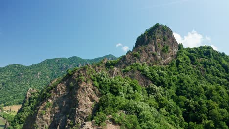 푸른 하늘과 함께 피에트레레 로지에이 봉우리, 코지아 산맥의 울창한 초록색