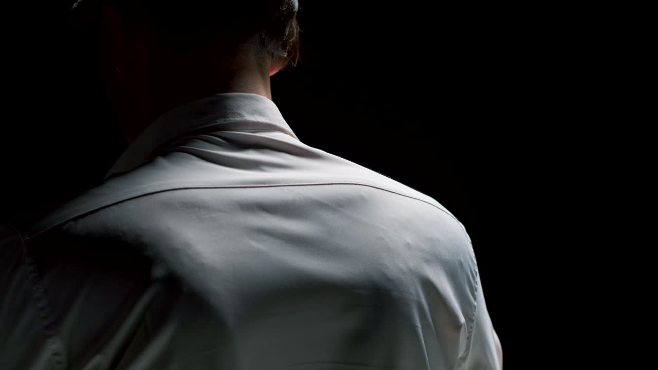 셔츠를 입은 남자