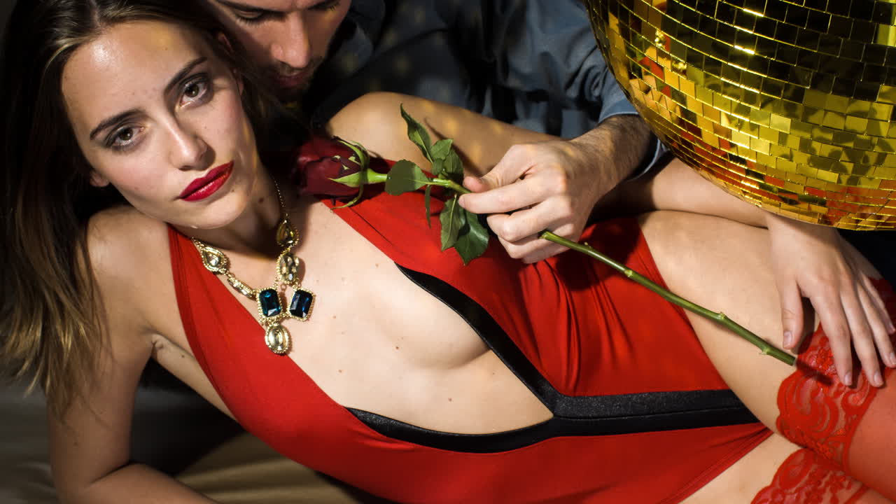 мужчина роза 4k 04