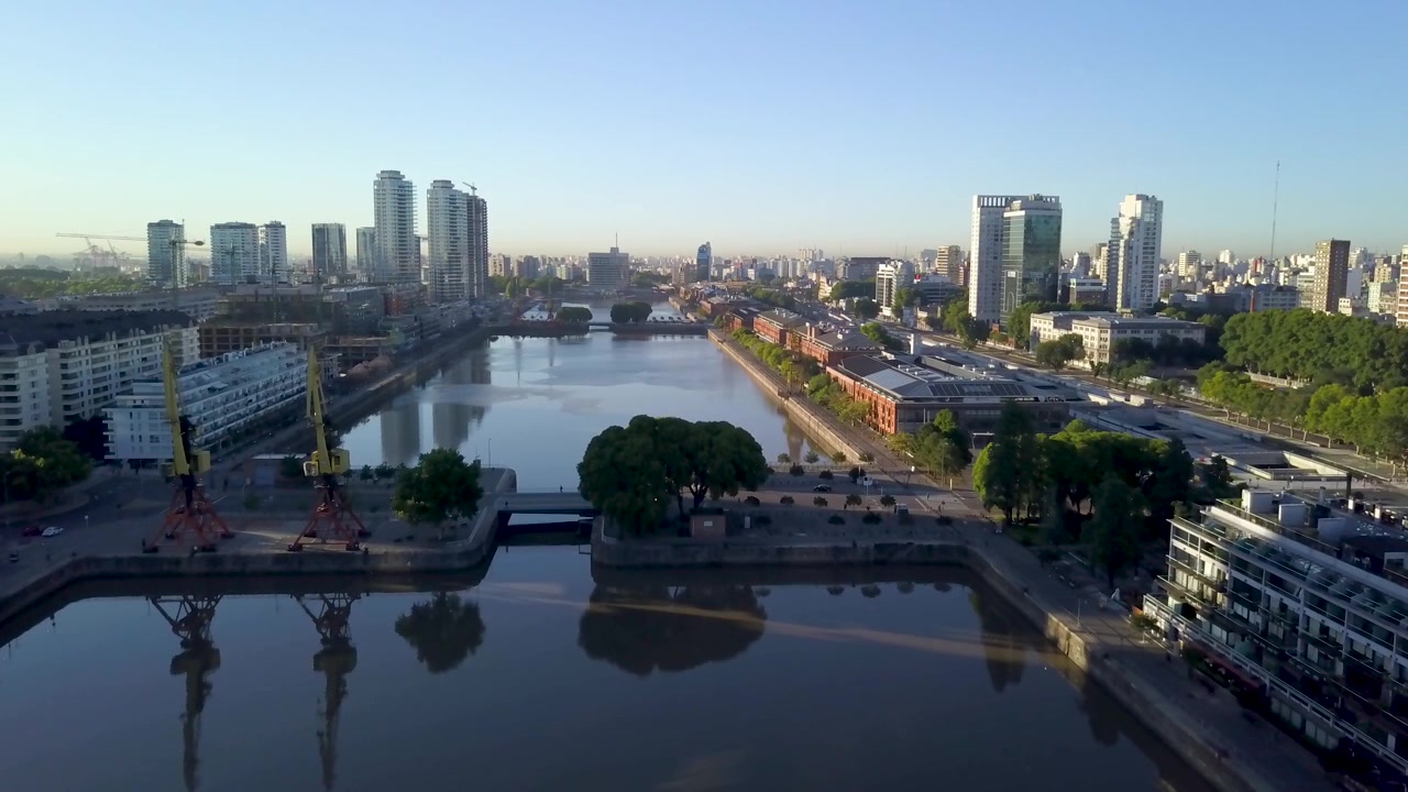 Volo aereo sopra i moli di Puerto Madero in una splendida mattina a Buenos Aires.