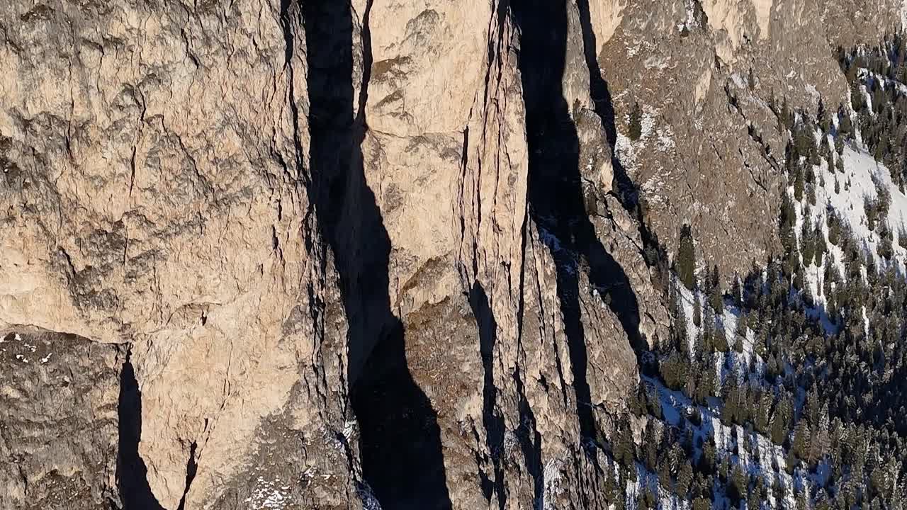 Fjell i Alpene med steinete klipper og snødekte trær i Italia