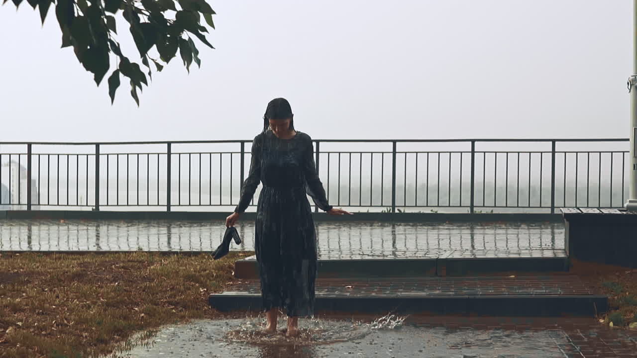 ⁇ 은 옷을 입은 유쾌한 젊은 여성이 큰 웅 ⁇ 이로 뛰어들었습니다.