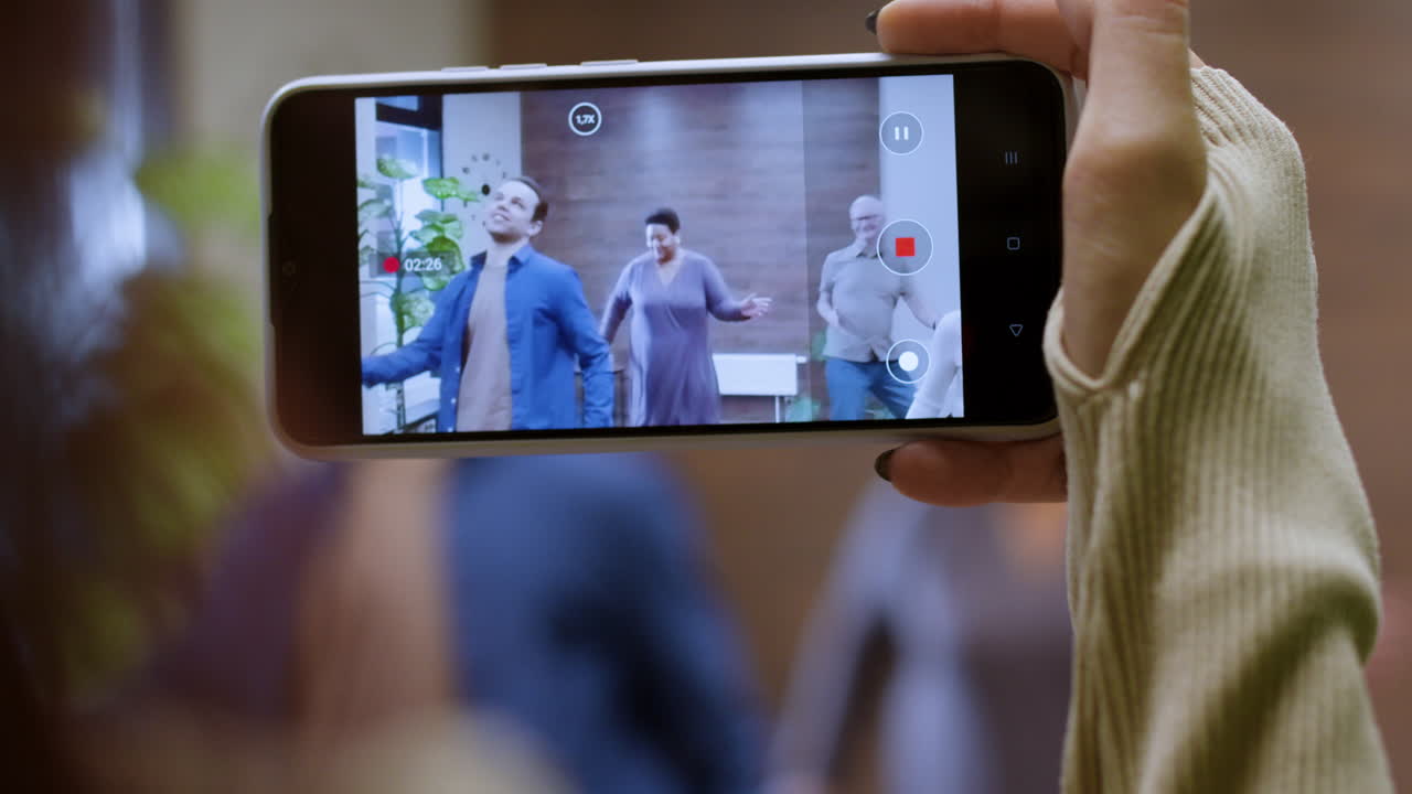 mano de mujer sosteniendo teléfono inteligente