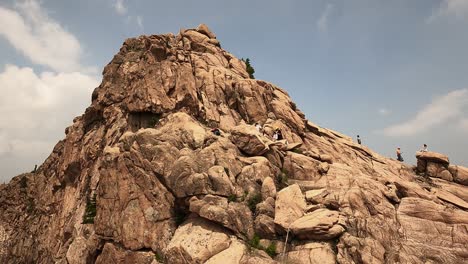 Seoraksan-National-Park,-Gangwon-Do,-South-Korea---Tourists-Hikers-Taking-Pictures-On-Top-Of-A-Rocky-Mountain