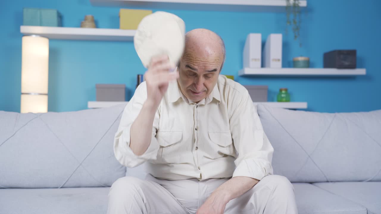 할아버지, 슬 ⁇ 과 고독으로 고통받는  ⁇ 은이, 집에서 혼자 슬프다.