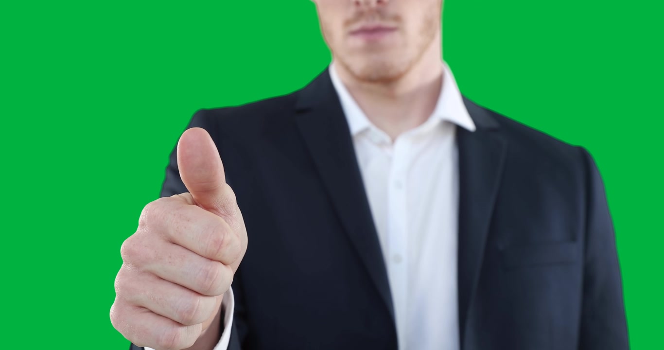 Uomo che muove il pugno chiuso in avanti, ruotando il pollice per fare un "pollice in su" per il business, sfondo trasparente.