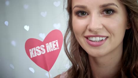 cerca de la cara de la mujer soplando un beso