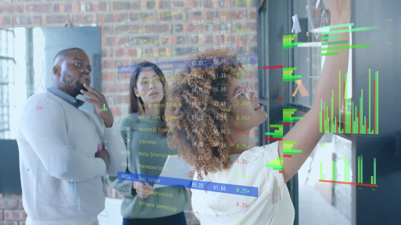 procesamiento de datos en la interfaz a través de diversos colegas lluvia de ideas en la oficina casual