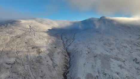 Mountains-with-light-snow-and-moving-cloud,-with-slow-pan