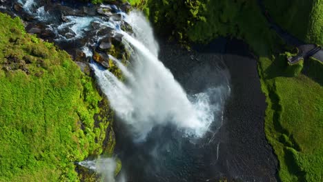 Poderosa-Cascada-Seljalandsfoss-Durante-El-Verano-En-El-Sur-De-Islandia---Toma-Aérea