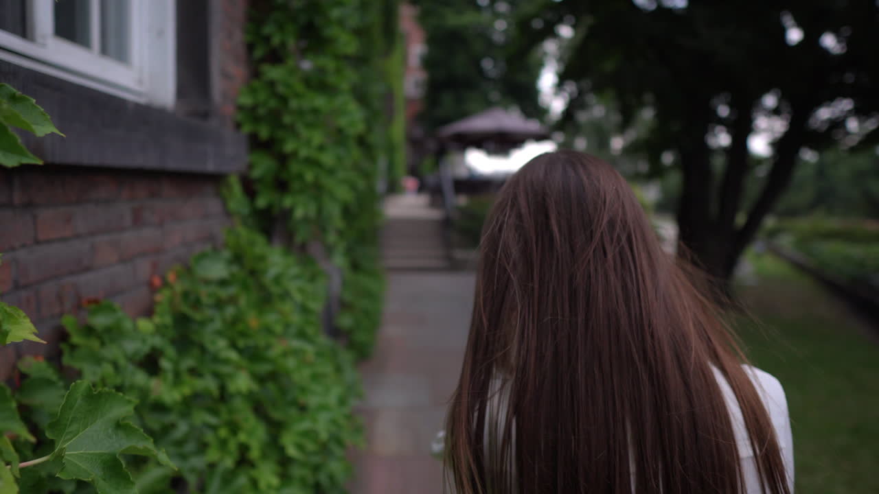 야외 에서  ⁇ 고 있는 여자