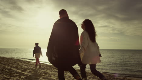 Ruhige-Menschen-Genießen-Den-Urlaub-Am-Strand-Bei-Sonnenuntergang.-Familienliebende-Naturruhe.