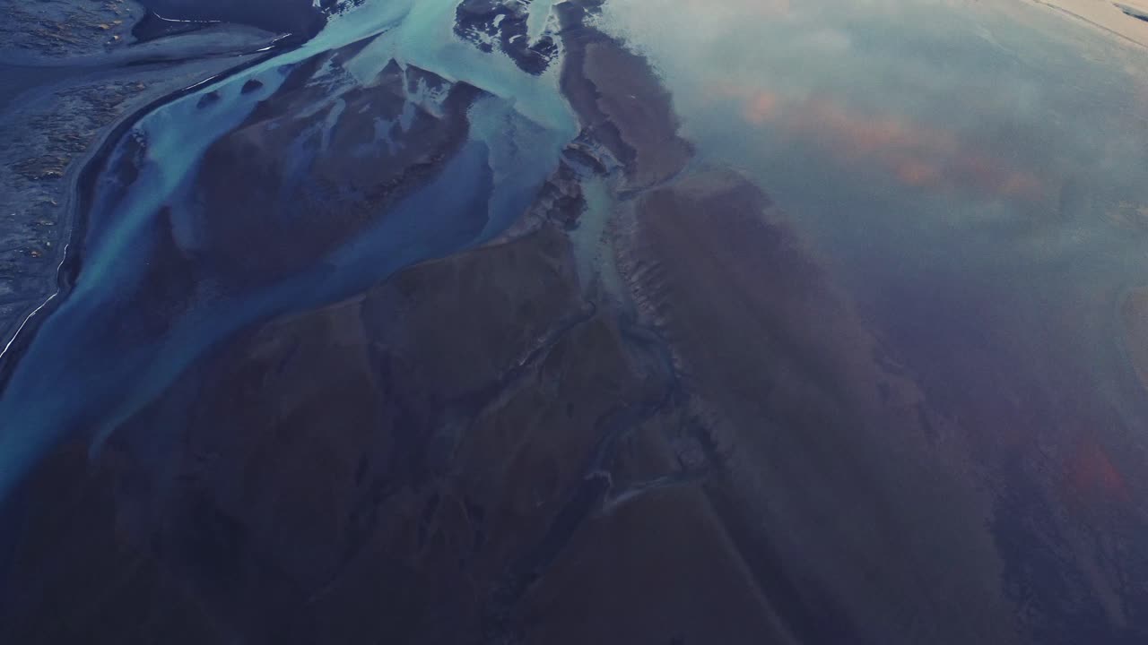 자연 속 에 있는 강 입구 의 공중 에서의 멋진 전망