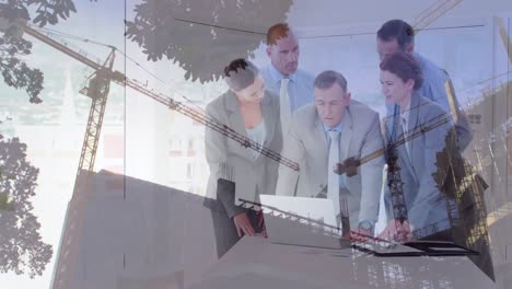 animación de diversos empresarios en el sitio de construcción