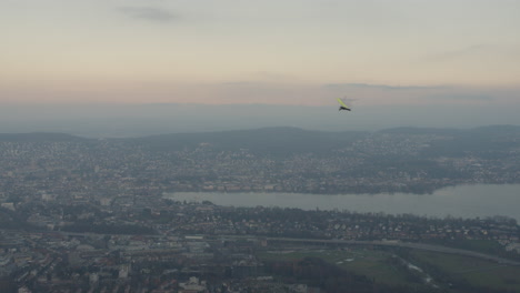 Gleitschirm-Fliegt-Durch-Eine-Stadtlandschaft