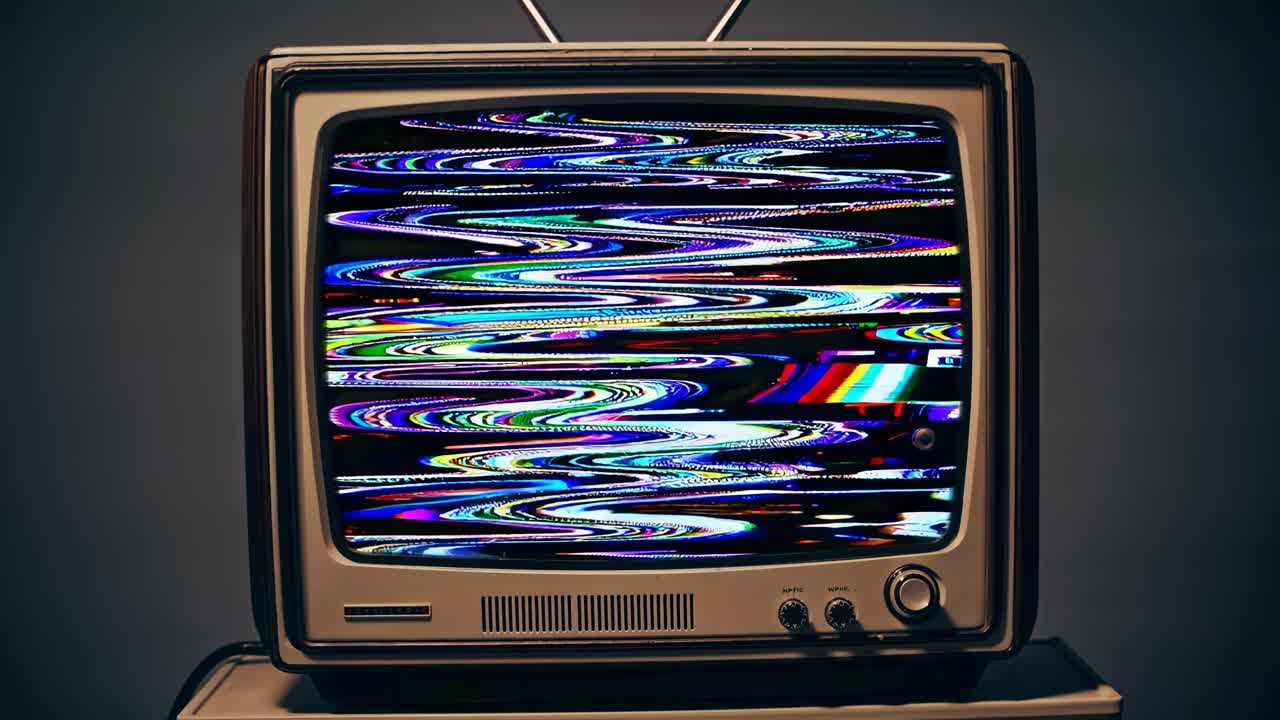 TV vintage con effetto neve colorato sullo schermo. Televisore retrò con effetto neve. Vecchia TV con immagini disturbate