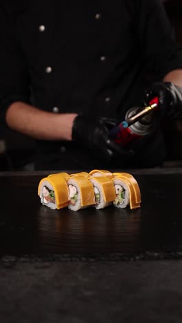el chef preparando un rollo de queso