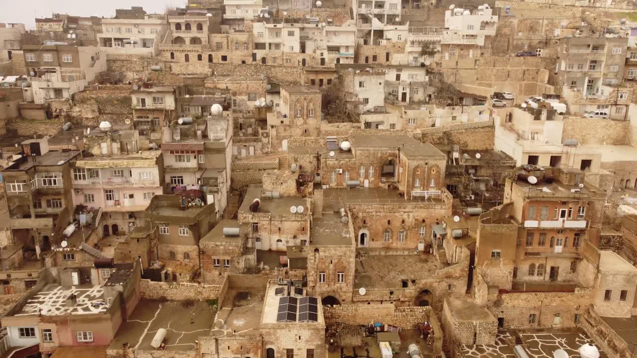 Vista aerea con drone di Mardin, Turchia, che mostra la fitta città vecchia con edifici in pietra a strati e strade strette, un tessuto urbano storico, patrimonio culturale e destinazione di viaggio.