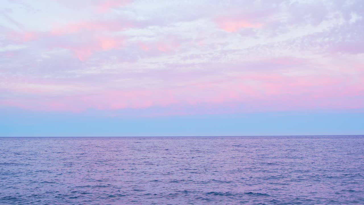 바다 풍경과 다채로운 하늘, 정적 시각