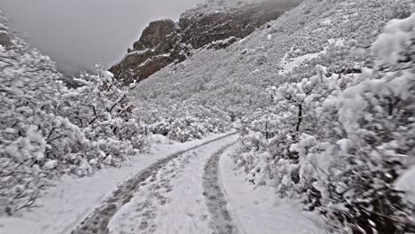 schöne winterlandschaft über rock canyon provo utah trail mit schnee bedeckt