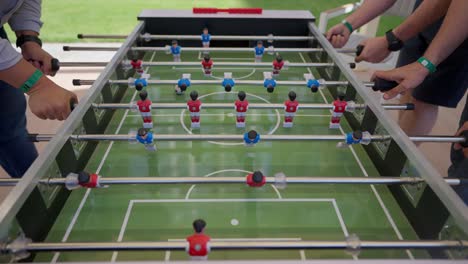 competición de futbolín entre jóvenes en el salón insertar tiro, empujar en tiro, empujan fuera de tiro