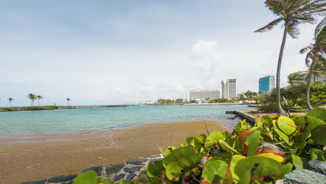 Los-Turistas-Hacen-Snorkel-En-La-Bahía-Protegida-De-La-Playa-De-Escambron,-San-Juan,-Puerto-Rico,-Estados-Unidos---Timelapse.