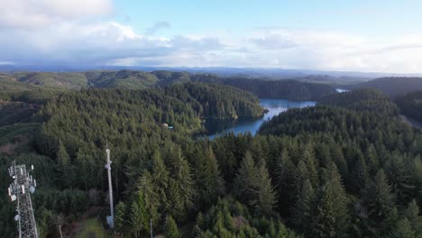 Wunderschöne-4K-Luftaufnahme,-Die-Funktürme-Und-Eine-Baumlandschaft-Im-Süden-Oregons-Zeigt