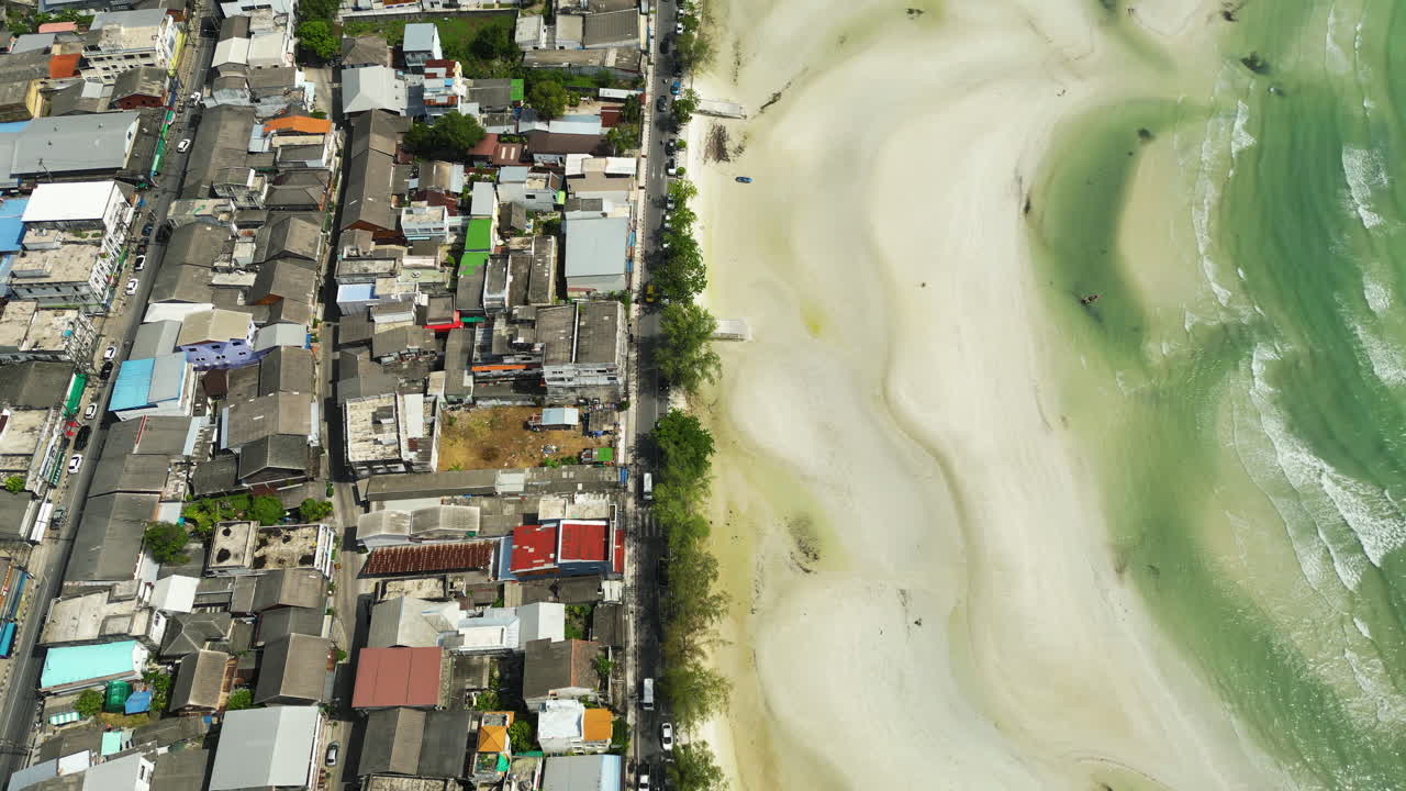 낮은 조류 해안에 있는 타이 나톤 도시 건물 건설