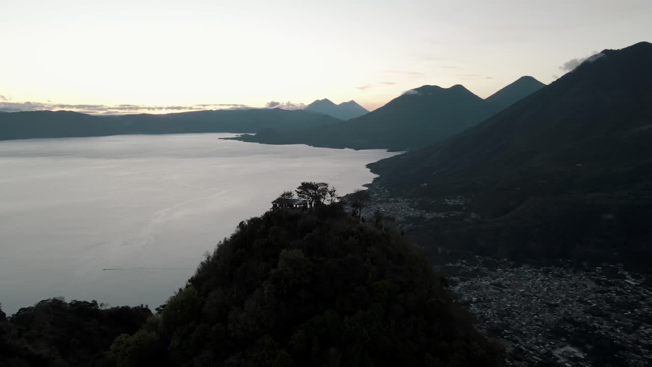 vista del lago atitlán y la ciudad de san pedro durante el amanecer en la nariz india