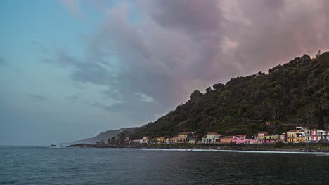 Tag-Zu-Nacht-Zeitraffer-über-Küstenstadt-Mit-Blick-Auf-Das-Ionische-Meer-In-Sizilien