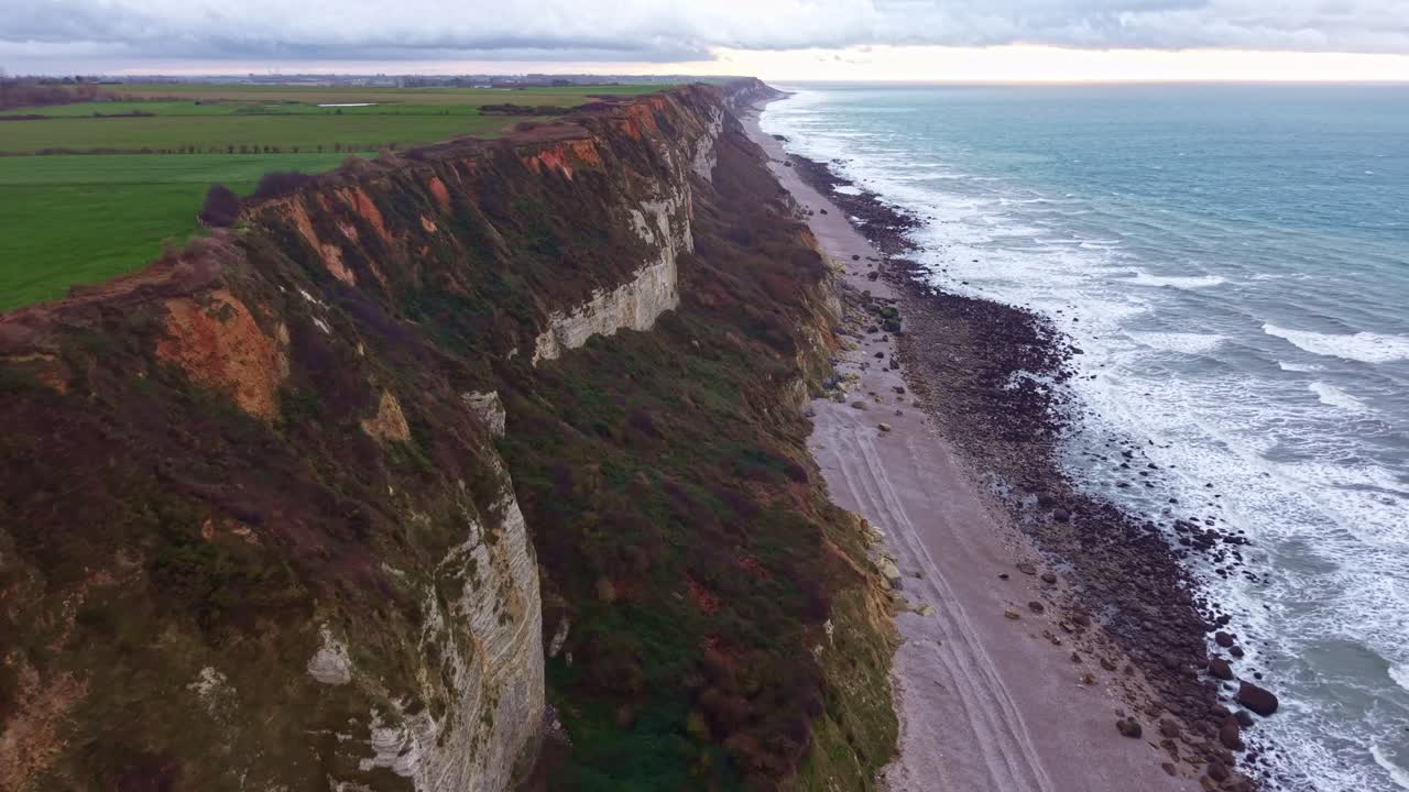Drone flyver langs kystlinjen, klipperne og Saint-Jouin-Bruneval stranden, Frankrig. Fremadgående luftoptagelse.