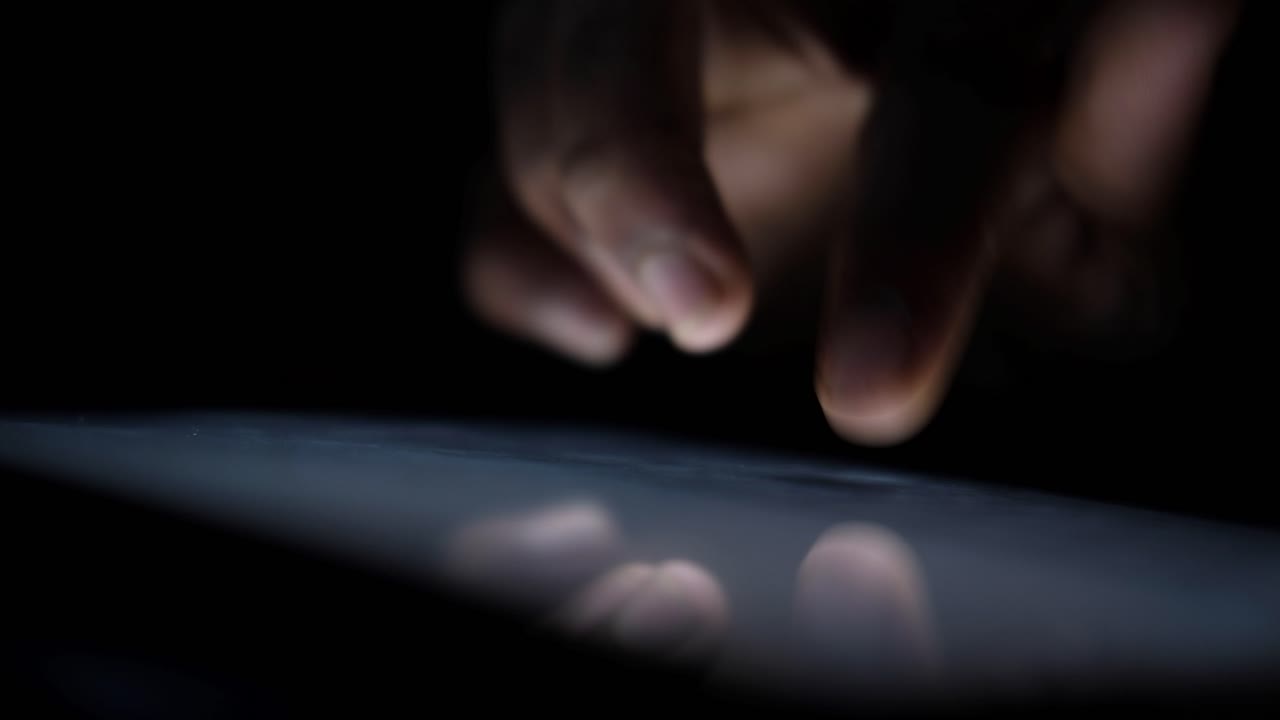 밤에 태블릿을 사용하는 사람