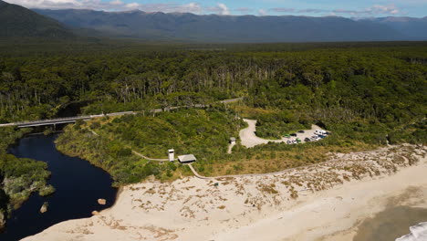 orbita aérea impresionante sobre el enorme parque natural salvaje en nueva zelanda, estacionamiento