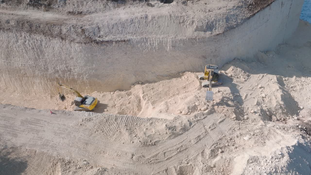 video de drones de arriba hacia abajo de la destrucción ambiental de los acantilados de piedra caliza cerca del templo de pura luhur uluwatu, bali, indonesia con una limpieza masiva de la tierra